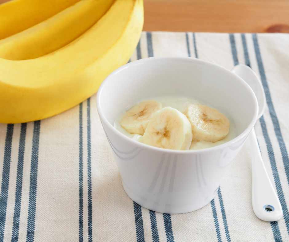 L’Importanza dell’Indice Glicemico: Cos’è, Perché è Importante e Come Scegliere i Cibi Giusti yogurt e banana